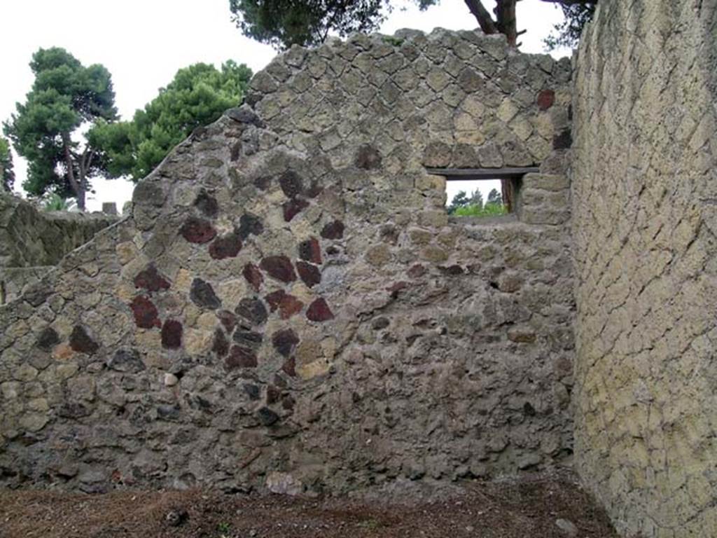 V.32 Herculaneum May 2005. Looking towards south wall of shop-room. Photo courtesy of Nicolas Monteix.